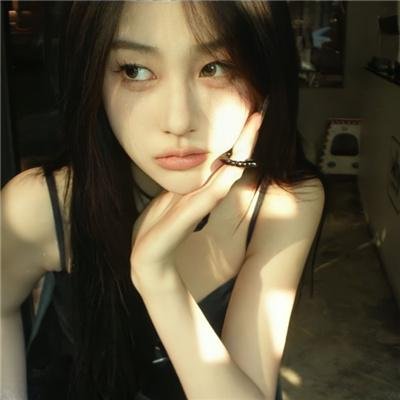 她的双眼背后